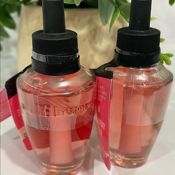 Bath & Body Works White Barn Wallflowers “Strawberry Melon” Refills - Picture 4 of 4